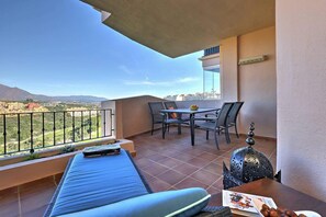 Outdoor dining - 3bed-6guests-parking-golf-pools-seaview (Manilva)