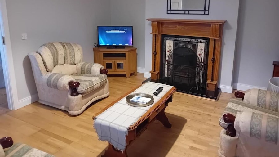 3 Bed-sleeps 5-garden-parking-pets
