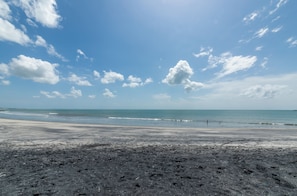 Chaises longues, serviettes de plage