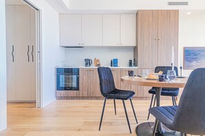 Estudio (0 Bedroom) | Cocineta privada | Horno, cafetera de espresso, tetera eléctrica y periquera