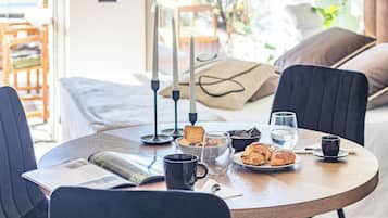 Studio (0 Bedroom) | Esszimmer