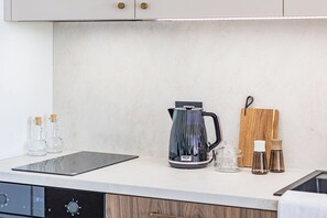 Estudio (0 Bedroom) | Cocineta privada | Horno, cafetera de espresso, tetera eléctrica y periquera