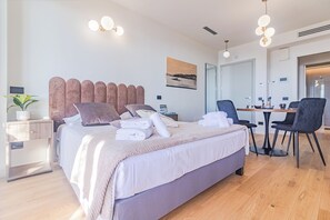 Tabla de planchar con plancha, cunas y ropa de cama 