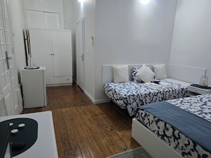 Quarto Duplo / Piso do Meio Qt.5 - Jualis Guest House (Porto)