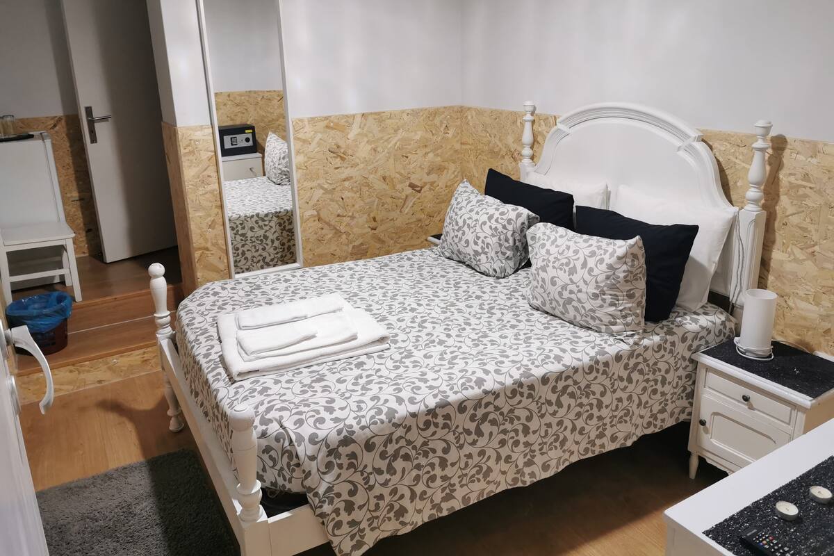 Quarto Duplo Economico No Piso Inferior - Qt.8 | Safe på rommet, skrivebord og wi-fi (inkludert)
