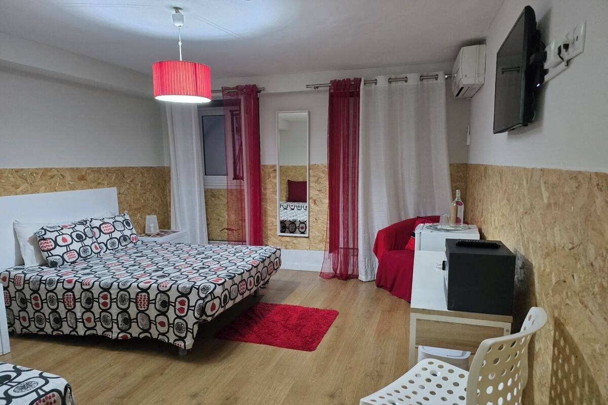Quarto Duplo Grande Piso Inferior - Qt.7 | Safe på rommet, skrivebord og wi-fi (inkludert)