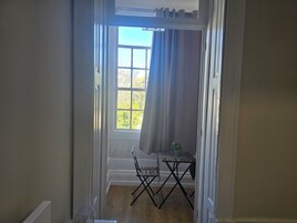 Caja de seguridad en la habitación, escritorio y wifi gratis 