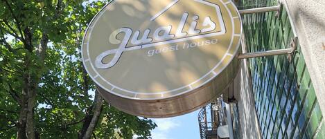 Fachada de la propiedad por la tarde o noche