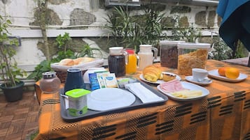 Colazione continentale, servita tutte le mattine (7 EUR a persona)