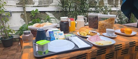 Daily continental breakfast (EUR 7 per person)