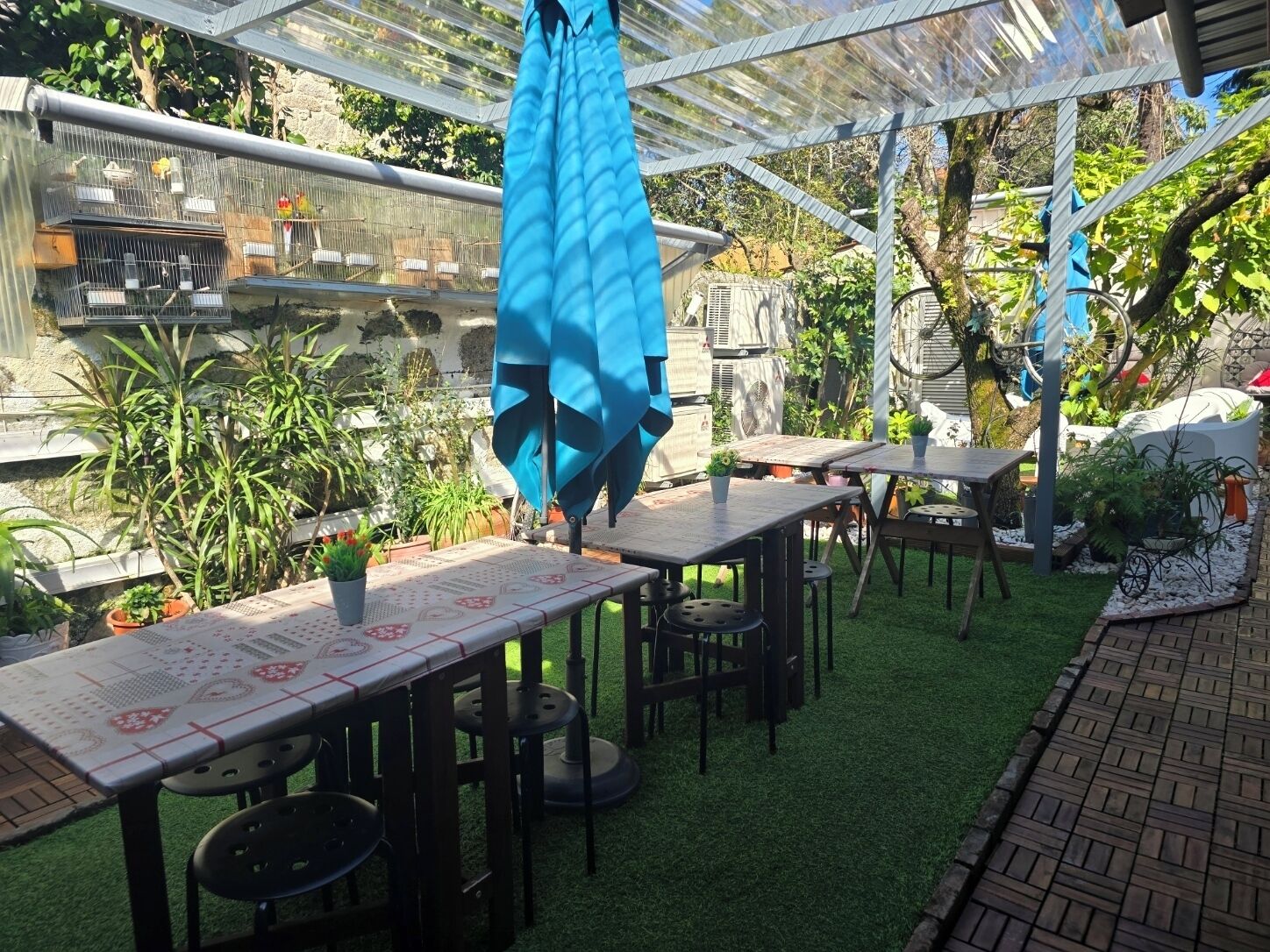 Daily continental breakfast (EUR 7 per person)