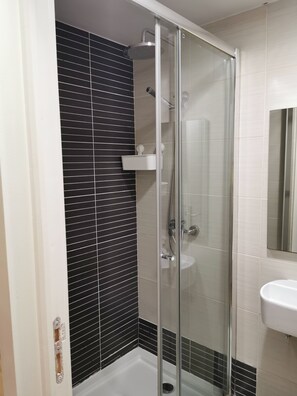 Quarto Duplo Grande Piso Inferior - Qt.7 | Bad | Hårføner, håndklær, såpe og sjampo