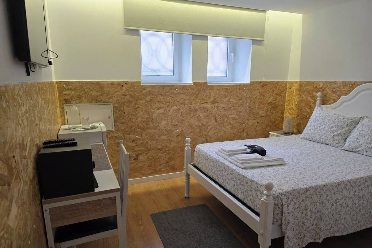 Quarto Duplo Piso Inferior - Qt.6 | Safe på rommet, skrivebord og wi-fi (inkludert)