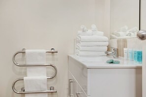 Hair dryer, towels - Modern CBD Apartment with City views near Skytower (Auckland CBD)