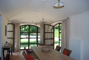 Dining - Provencal villa, Luberon park (Maubec)