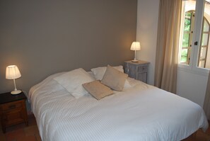 4 bedrooms, free WiFi, bed sheets - Provencal villa, Luberon park (Maubec)