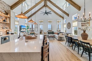 TV, tavolo da calcetto, libri