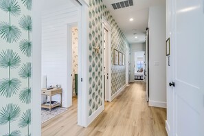 5 habitaciones, tabla de planchar con plancha, internet y ropa de cama
