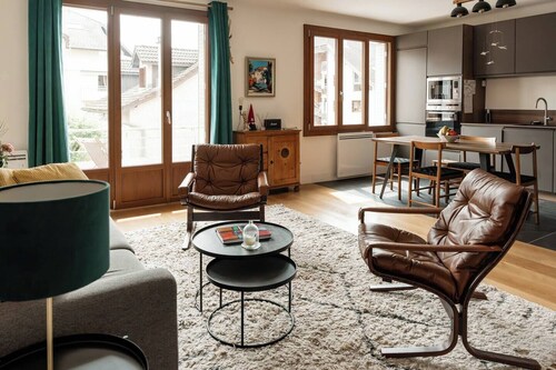 Bienvenue à Annecy ! Venez profiter d’un séjour confortable dans notre appartement lumineux, situé dans un quartier résidentiel calme, à 10 minutes à pied de la gare, du centre historique, et à 20 minutes à pied du lac.