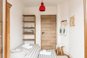 2 bedrooms, travel crib, free WiFi, bed sheets