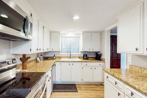Fridge, microwave, oven, stovetop - Spacious townhome w/ balcony, desk + monitor, W/D  & near beach (Hilton Head)