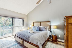 2 bedrooms, iron/ironing board, Internet, bed sheets - Spacious townhome w/ balcony, desk + monitor, W/D  & near beach (Hilton Head)