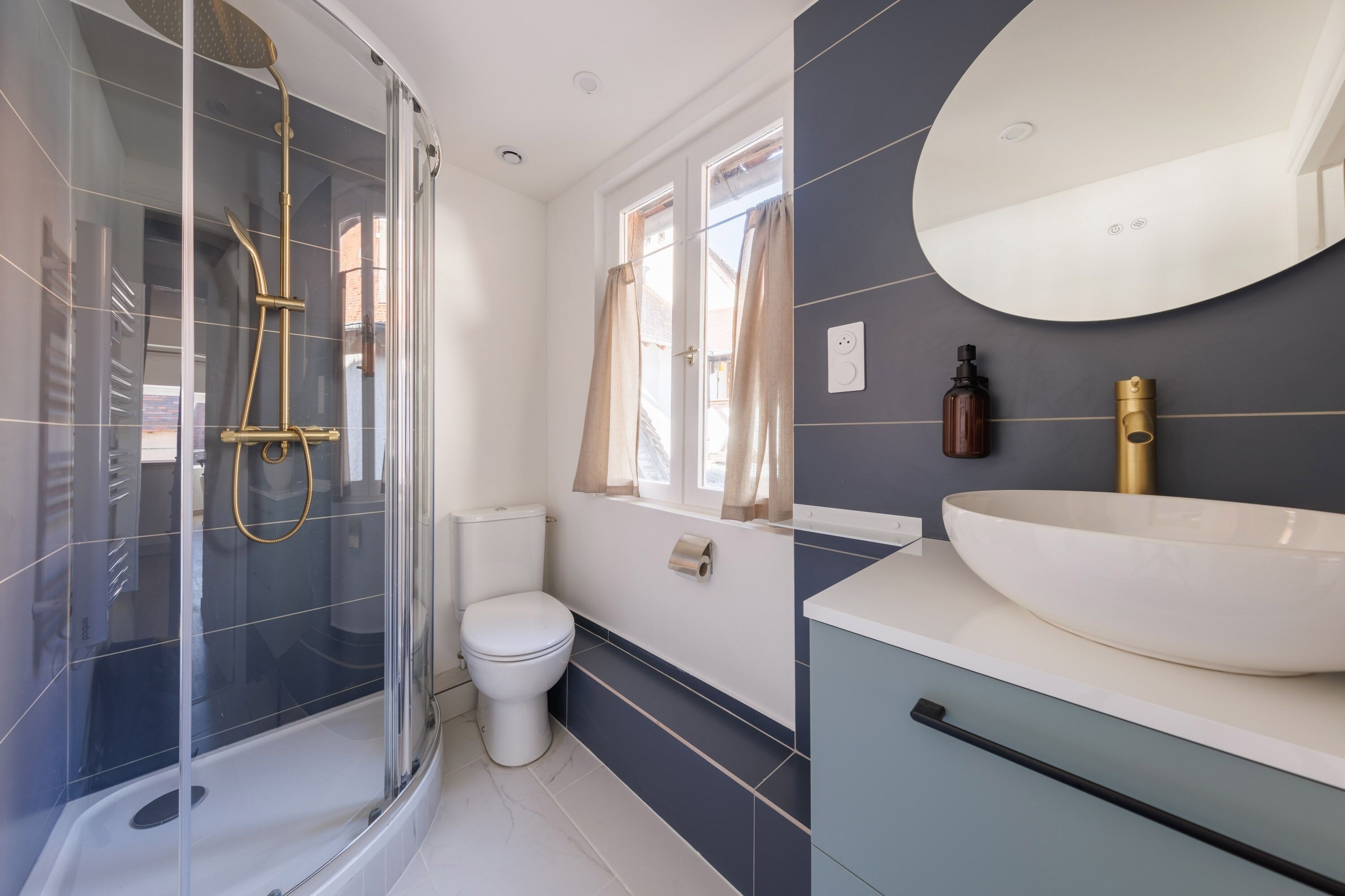 Articles de toilette gratuits, sèche-cheveux, serviettes fournies