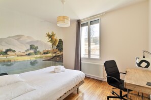 3 slaapkamers, een strijkplank/strijkijzer, gratis wifi, beddengoed