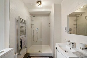 Hair dryer, towels - Delightful Flat in London - Sleeps 6 (London)