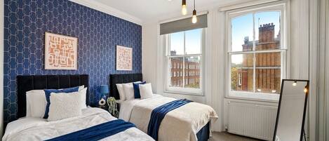 2 habitaciones, tabla de planchar con plancha, wifi y ropa de cama