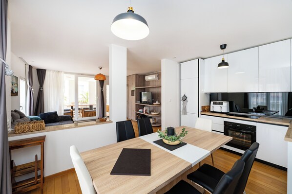 Dining - 3-bedroom apartment in Tribunj, pet friendly, with WiFi, AC & parking (Tribunj)