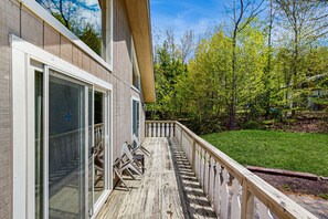 Terrace/patio - Mountain view private chalet close to ski, golf & Storyland (Bartlett)