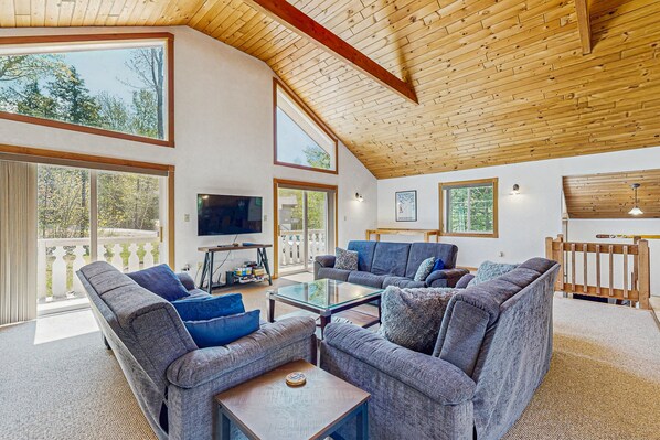 TV - Mountain view private chalet close to ski, golf & Storyland (Bartlett)