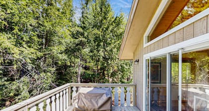 Mountain view private chalet close to ski, golf & Storyland
