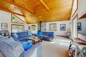 TV - Mountain view private chalet close to ski, golf & Storyland (Bartlett)