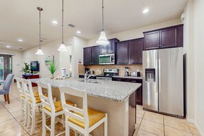 Fridge, microwave, oven, stovetop - Family home boasting entertainment for everyone with a pool (Kissimmee)