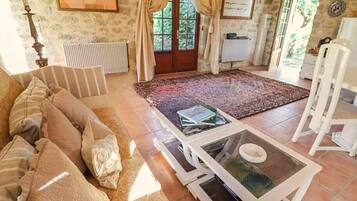 Tv, eldstad och dvd-spelare