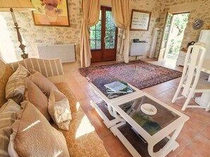 TV, fireplace, DVD player - Picturesque Family/Golf Oasis: Pool, Snooker, View (Pellegrue)