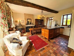 TV, fireplace, DVD player - Picturesque Family/Golf Oasis: Pool, Snooker, View (Pellegrue)