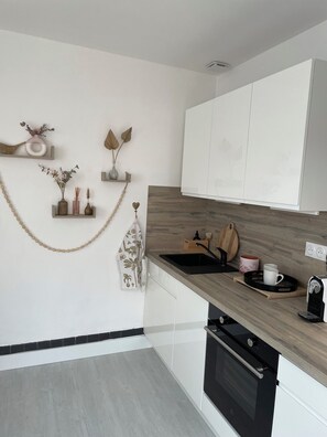 Kjøleskap, mikrobølgeovn, ovn og kokeplater