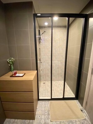 Dusche, Haartrockner, Handtücher, Toilettenpapier
