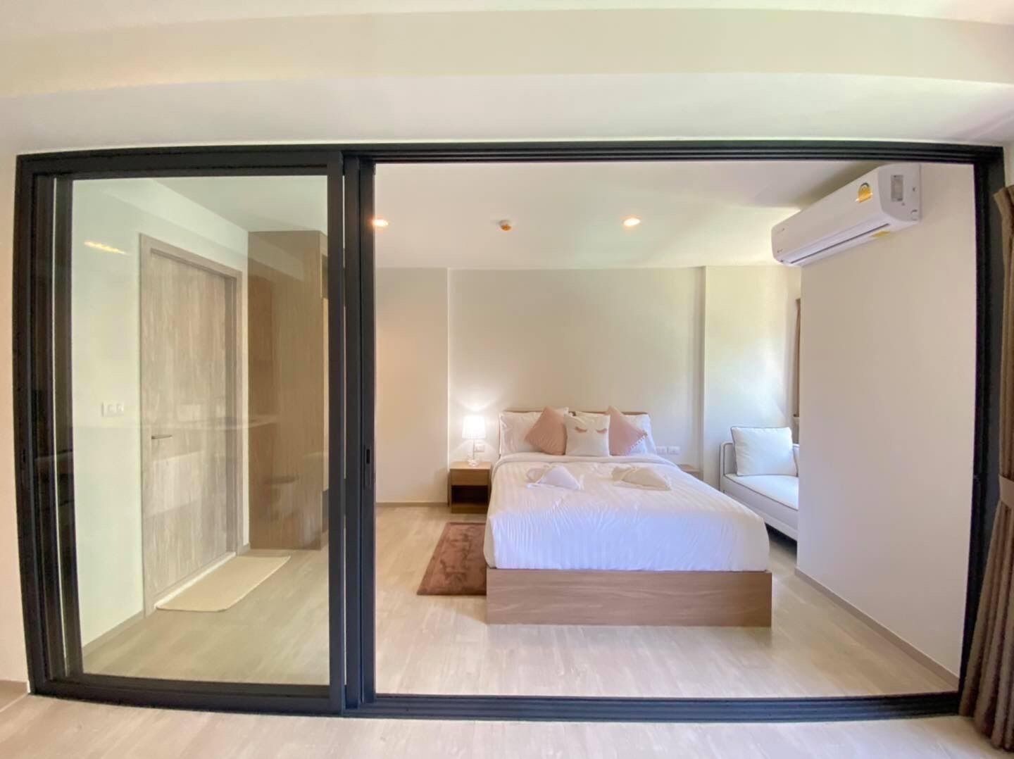 1 bedroom, desk, WiFi, bed sheets