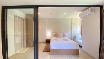 1 bedroom, desk, WiFi, bed sheets