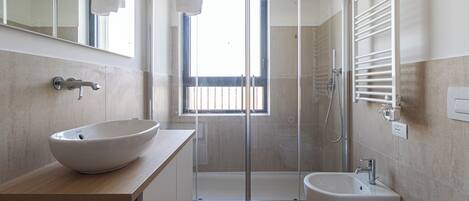 Douche, sĂšche-cheveux, bidet, serviettes fournies