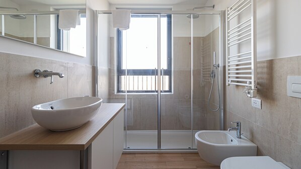 Dusche, Haartrockner, Bidet, Handtücher