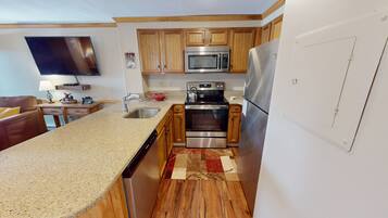 Réfrigérateur, four à micro-ondes, un four, lave-vaisselle