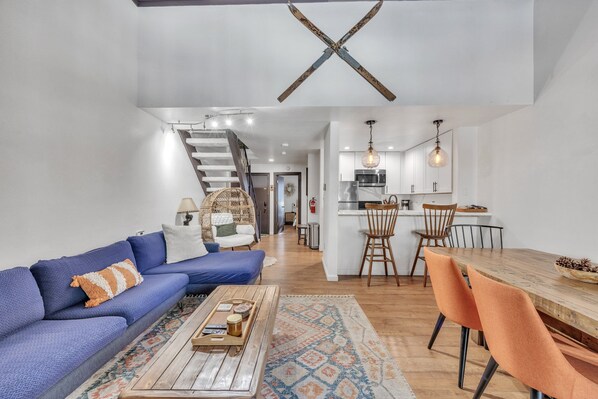 TV, peis, bøker og stereoanlegg