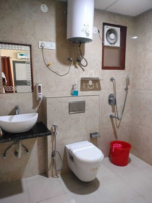 シャワー、タオル、石鹸、シャンプー