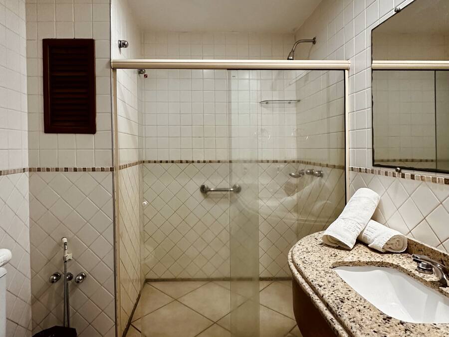 Ein Badezimmer mit Dusche, Toilette und Waschbecken.