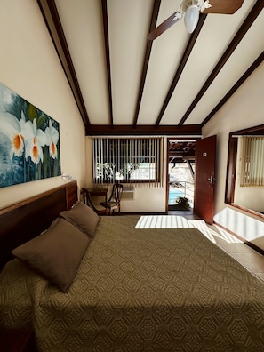 Habitación exclusiva con 1 cama matrimonial o 2 individuales, vista a la alberca | Minibar, caja de seguridad en la habitación y decoración personalizada 